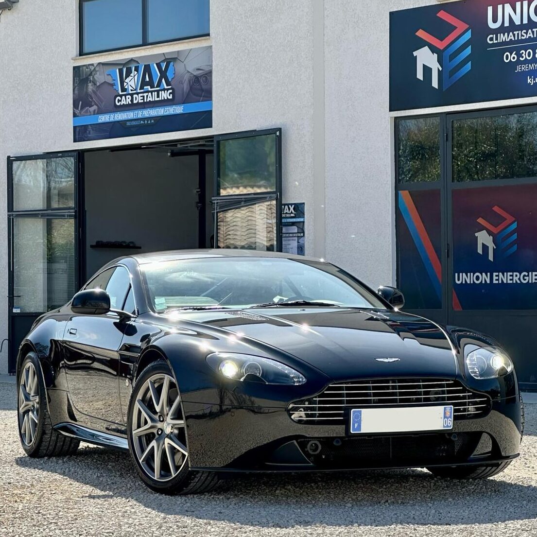 Application d'un traitement céramique sur une voiture de luxe à Nîmes par Wax Car Detailing.